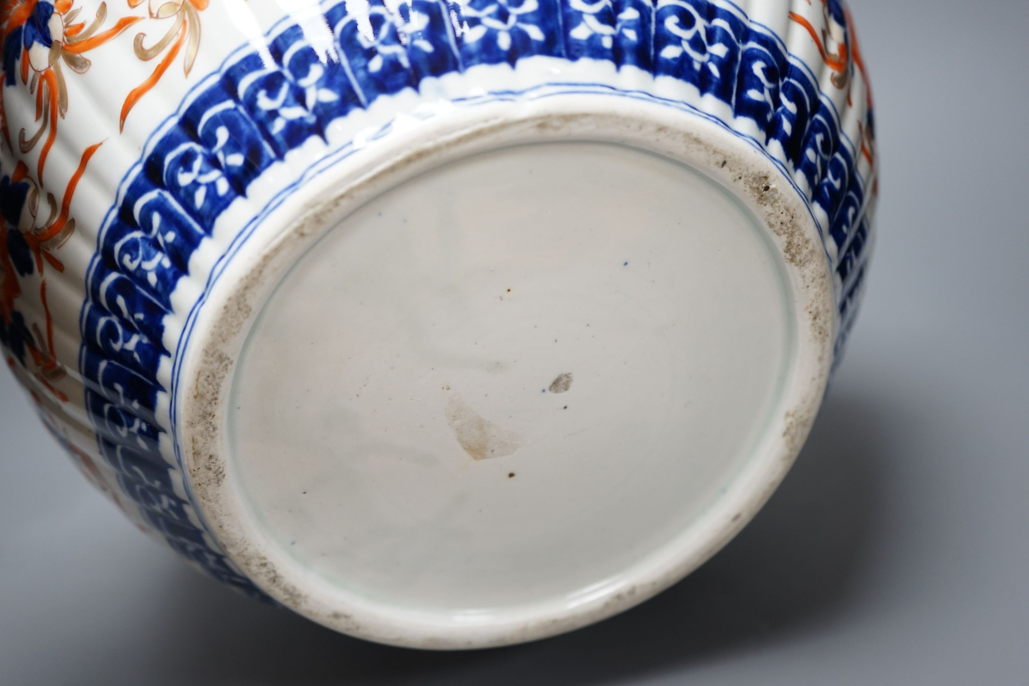 An Imari pattern jardiniere, 26cms diameter